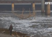 El río Yamuna, cubierto por una capa de espuma tóxica que se extiende más de 500 metros, en Nueva Delhi.