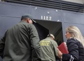 Integrantes de la Policía de Bolivia ingresa al edificio de la Fuerza Especial de Lucha contra el Crimen (Felcc) este jueves, en La Paz (Bolivia).