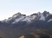 Humo y vegetación afectada se extienden por las faldas del Chimborazo durante el incendio.