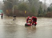 Integrantes del departamento de Bomberos de Eastside durante una operación de rescate debido a las inundaciones en el río Middle Fork en Washington (Estados Unidos).
