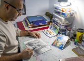 El ilustrador Salah Mezian trabaja en su estudio durante su entrevista con EFE.