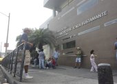 Preocupación. Padres con hijos con acondroplasia acuden a este hospital para tratar de acceder al fármaco.