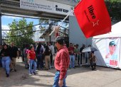 Un hombre sostiene una bandera durante una protesta realizada por colectivos del Partido Libertad y Refundación (Libre) en Tegucigalpa (Honduras).