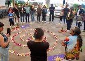 Ritual. La celebración recreó un altar simbólico con pétalos.