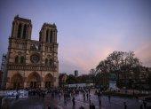 Monumento. Visitantes de diferentes partes del mundo se reúnen fuera de la Catedral de Notre Dame, un año después de la reapertura en París.