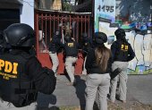 Operativo. Miembros de la Policía de Investigaciones de Chile (PDI) allanaron una casa durante una operación antidrogas en Santiago de Chile, en una zona conocida como violenta.