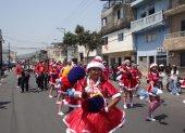 Las estudiantes lucieron uniformes navideños en el desfile que recorrió las calles del barrio Garay.