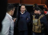 El expresidente de Bolívia, Luis Arce (c), llega a la cárcel de San Pedro este viernes 12 de diciembre, en La Paz.