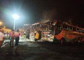 El fuego dejó pérdidas materiales totales en las tres unidades de transporte.
