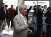 El candidato a la Presidencia de Chile por el Partido Republicano y Social Cristiano, José Antonio Kast, muestra su voto este domingo 14 de diciembre.