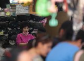 Compras. En las calles Chile y Eloy Alfaro es común ver negocios de procedencia asiática.