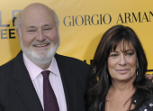el 17 de diciembre de 2013 en la que el director estadounidense Rob Reiner y su esposa Michele Singer asisten al estreno de The Wolf of Wall Street.