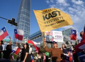 Simpatizantes del candidato a la Presidencia de Chile por el Partido Republicano y Social Cristiano, José Antonio Kast, celebran al conocer los primeros resultados de la segunda vuelta presidencial este domingo, en Santiago (Chile).