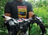 Las comunidades de la Amazonía muestran el daño de la petrolera al medio ambiente.