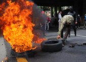 Simpatizantes del Partido Libertad y Refundación (Libre) de Honduras bloquean una calle durante una manifestación este lunes, en Tegucigalpa (Honduras).