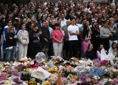 Personas asisten a una vigilia en conmemoración por el ataque en playa Bondi en Sydney, Australia, el 15 de diciembre de 2025.