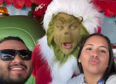 Viviana llevó la cumbia ecuatoriana hasta Universal Studios y logró lo impensable: posar con el Grinch después de hacerlo bailar al ritmo de Don Medardo.