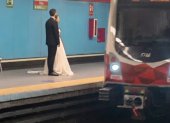 Una pareja de recién casados sorprendió a los usuarios al viajar en el Metro de Quito tras su boda.