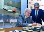 Alberto Dahik firma el libro de Byron San Miguel.