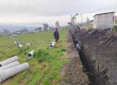 Habitantes de la comunidad de Santa Rosa, en Ambato, se unieron para reparar un canal de riego.