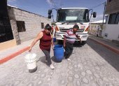 Todo tipo de recipiente es válido para recoger el agua. Vecinos aseguran que en el año tienen el servicio en la madrugada.