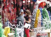 Los colores y objetos decorativos de la Navidad se posan en distintos puntos de la ciudad, con conciertos y ferias, para atraer a los visitantes.