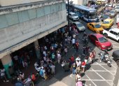 La intersección de Chile y avenida Olmedo es una de las que se satura en diciembre en el sector de la Bahía, en el centro de Guayaquil.