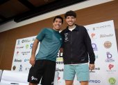 Los jugadores del pádel Federico Chingiotto (i) y Agustín Tapia disputarán un partido de exhibición en Quito.