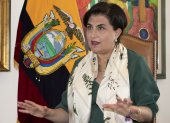La canciller del Ecuador, Gabriela Sommerfeld, habla durante una entrevista con EFE.