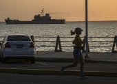 Fotografía de un buque de patrulla naval de la Armada desde el malecón del Lago de Maracaibo este miércoles, en Maracaibo (Venezuela).