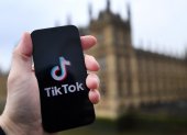 El logotipo de TikTok en un teléfono celular.