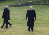 El presidente Donald J. Trump grita a los medios de comunicación mientras camina para abordar el Marine One en el jardín sur de la Casa Blanca en Washington.