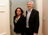 Julian Assange aparece en la embajada de Ecuador en Londres, donde permanecía asilado desde 2012. Reino Unido, 16 de junio de 2013.