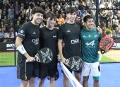 Los números 1 y 2 del ranking mundial de pádel, Agustín Tapia (i) y Federico Chingotto (cuarto de izquierda a derecha), disputaron un amistoso en Quito.