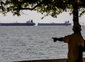 Un hombre observa dos buques petroleros que permanecen anclados en el lago de Maracaibo, cerca de Maracaibo, estado Zulia, Venezuela, el 17 de diciembre de 2025.