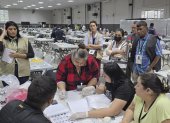 Fotografía cedida por el Consejo Nacional Electoral (CNE) que muestra a personas durante el escrutinio especial en Tegucigalpa (Honduras)