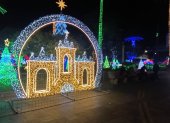 Luces. Destacan figuras navideñas, patrimoniales y ancestrales.
