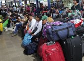 Personas esperan para comprar boletos en la terminal "Bimodal" este 18 de diciembre de 2025, en Santa Cruz (Bolivia).
