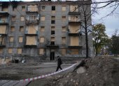 Aislados. Bogdan Levchikov, un adolescente de 15 años, camina junto a un edificio residencial dañado en Balakliya.