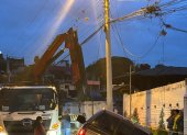 El hundimiento se formó en la calle Bárbara Alfaro, en La Tola Grande, lo que ocasionó que un vehículo cayera.