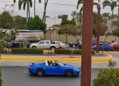 A las 09:30, un ciudadano grabó que el presidente Daniel Noboa cruzó la avenida Samborondón en un porshe azul.