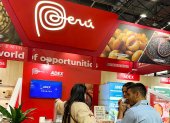 Perú promociona sus productos de exportación en una feria.