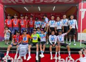 Los ciclistas del Movistar Best PC (de blanco) en el podio de premiación.