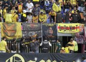 Hinchas llevaron cartelones en honor a Mario Pineida.