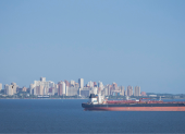 Fotografía que muestra una embarcación petrolera navegando en el lago de Maracaibo el pasado jueves, en Cabimas (Venezuela).