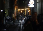 Personas caminan por una calle adornada con luces de navidad este domingo, 21 de diciembre de 2025, en La Habana (Cuba).