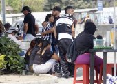 Dolor. Familiares de Anthony, uno de los menores asesinados, lloraban afuera de la morgue en Nueva Prosperina.