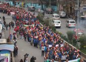 Personas participan en una manifestación en La Paz (Bolivia).