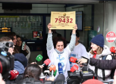 Trabajadores de la administración Nº 246 de Madrid realizan declaraciones tras vender 16 series del 79.432