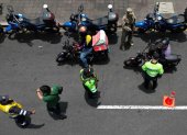 Agentes de policía registran a motociclistas en un puesto de control después de que el gobierno declarara el estado de emergencia en Lima el 22 de octubre de 2025.